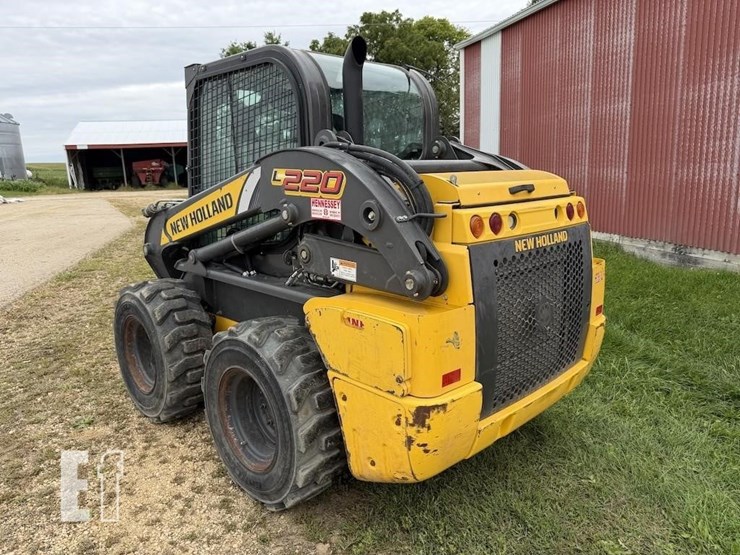 new-holland-l220-image-2