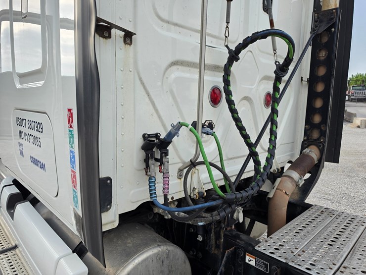 2012-freightliner-cascadia-125-image-81