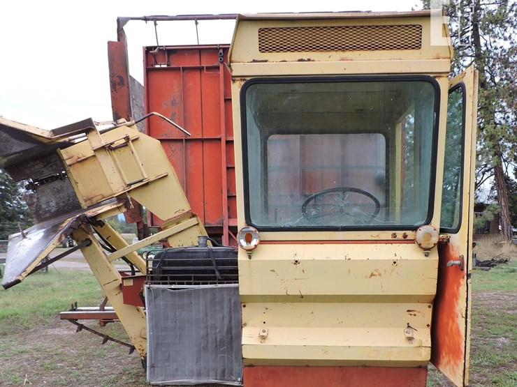 new-holland-1049-image-2