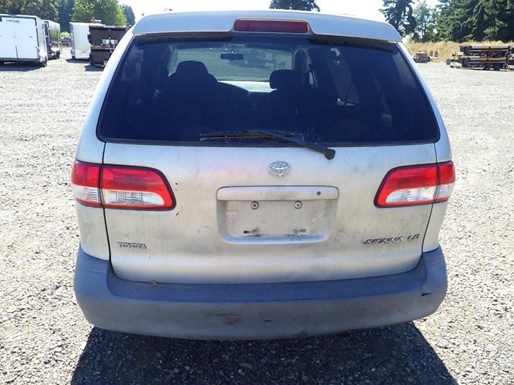 2002-toyota-sienna-image-4