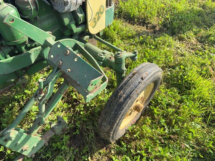 john-deere-320-image-13