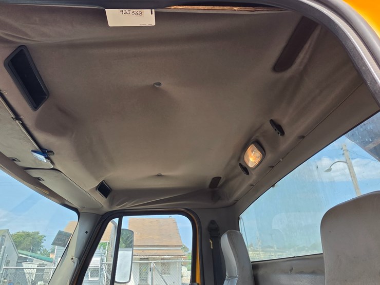 2005-freightliner-m2-106-image-65