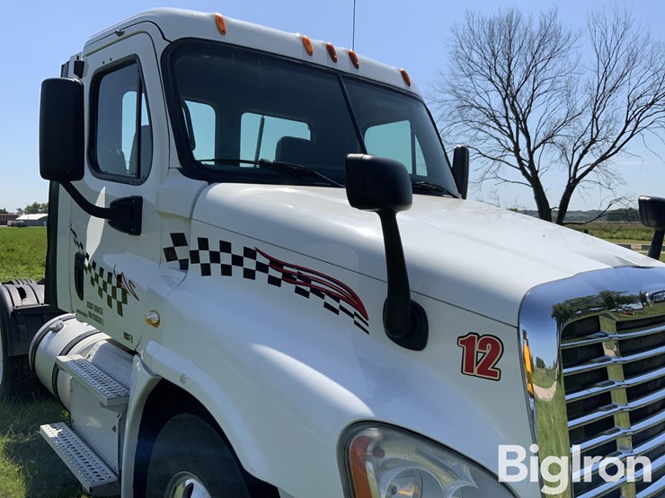 2012-freightliner-cascadia-125-image-11