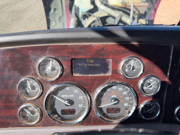 2022-peterbilt-389-image-41