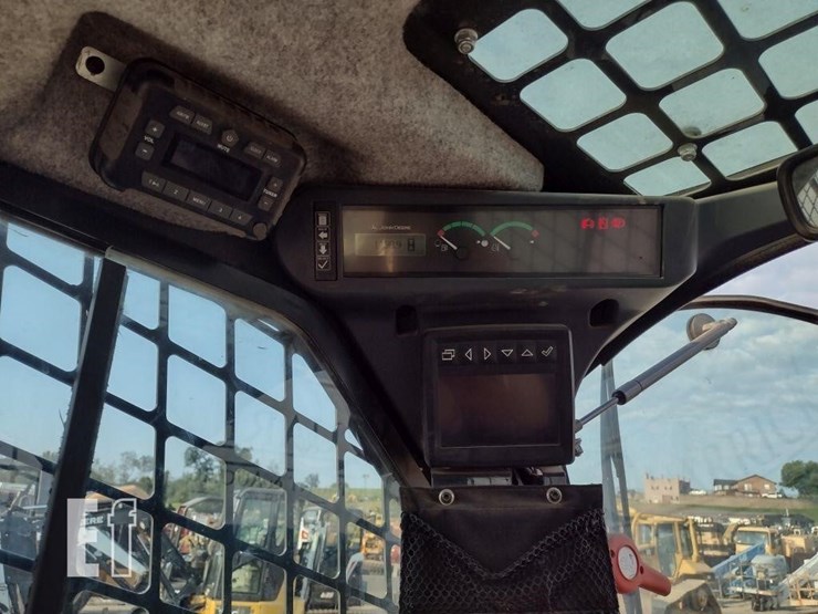 2019-deere-324g-image-7