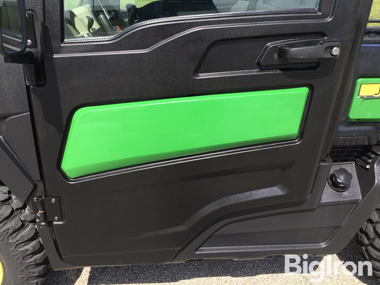 2019-john-deere-gator-image-13