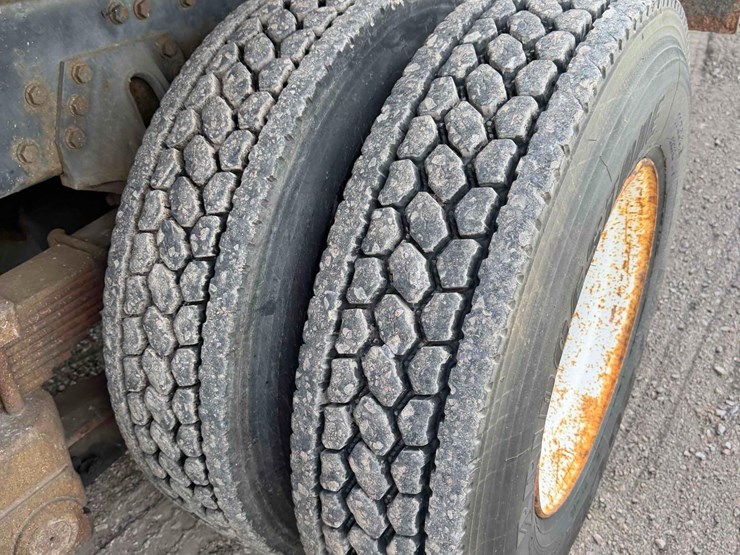 2000-freightliner-fl112-image-11