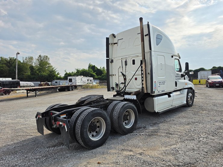 2012-freightliner-cascadia-125-image-13