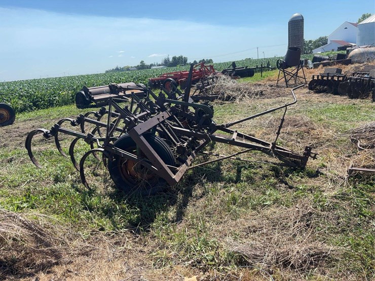 john-deere-13-shank-field-cultivator-image-4