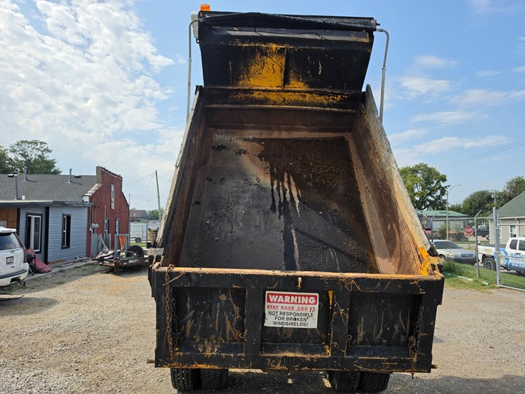2005-freightliner-m2-106-image-17