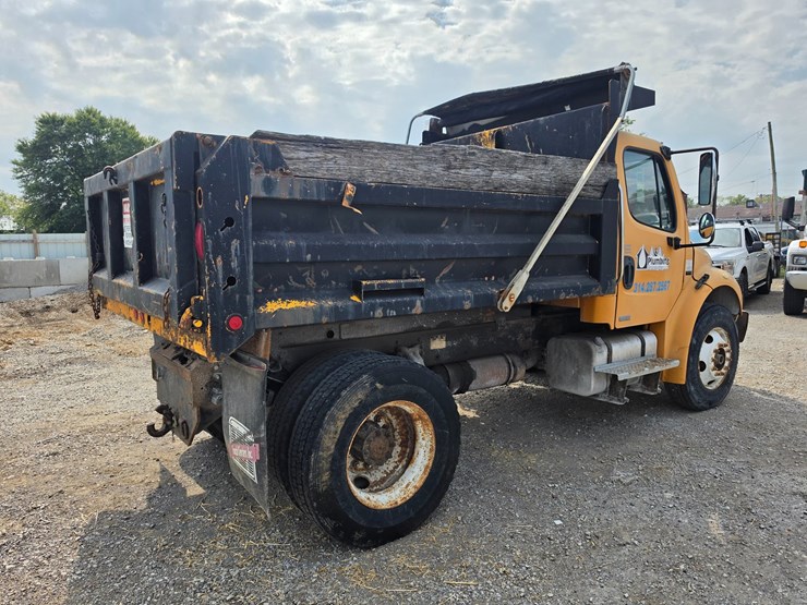 2005-freightliner-m2-106-image-10