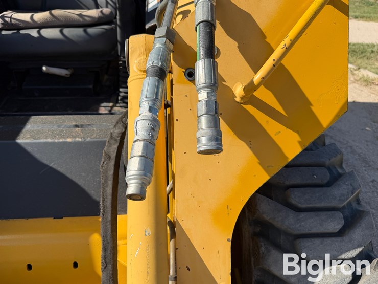 john-deere-325-image-11