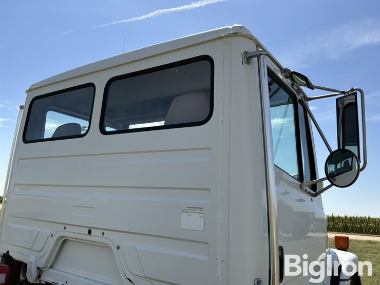 1999-freightliner-fl70-image-18