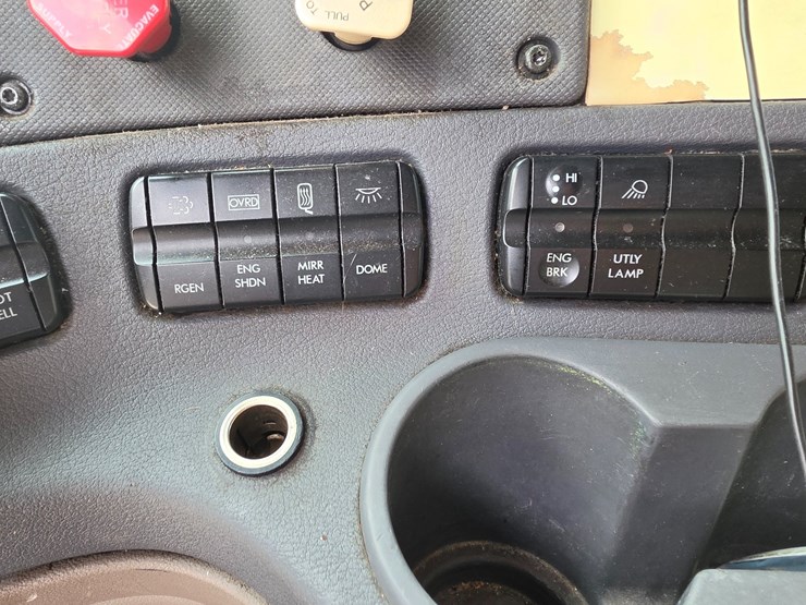 2012-freightliner-cascadia-125-image-58
