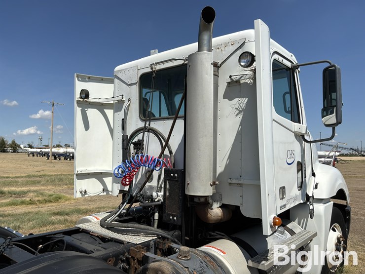 2007-freightliner-columbia-120-image-18