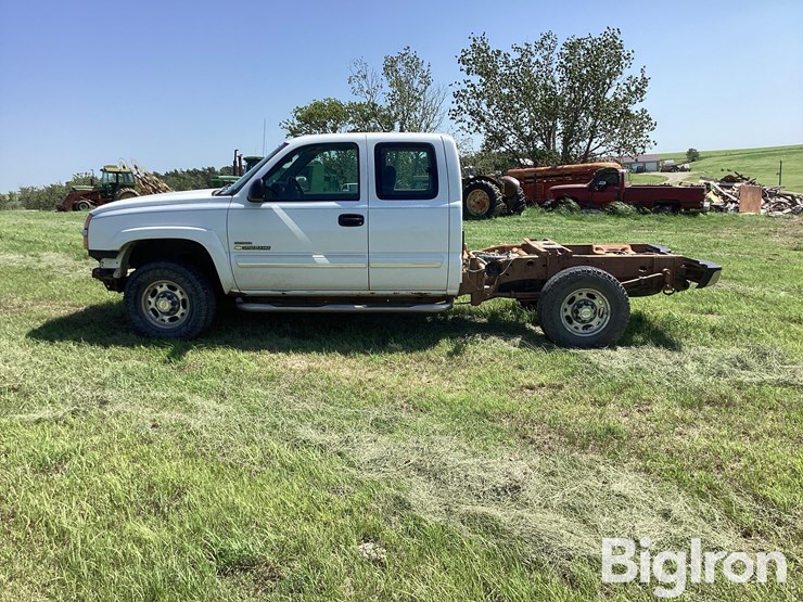 2004-chevrolet-silverado-2500-image-8