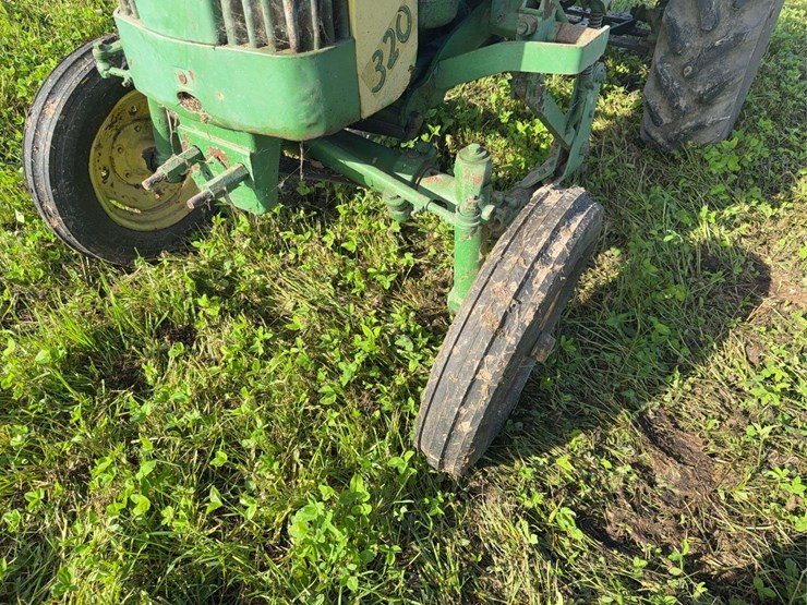 john-deere-320-image-15