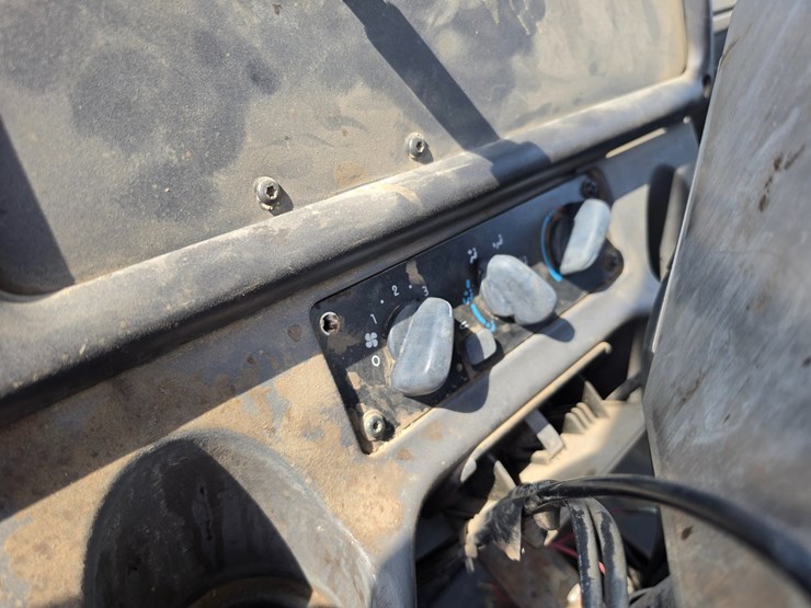 2005-freightliner-m2-106-image-70