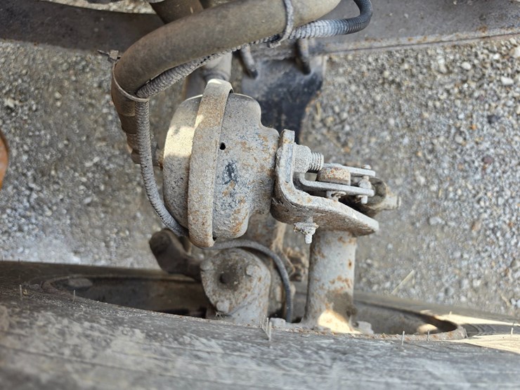 2005-freightliner-m2-106-image-54