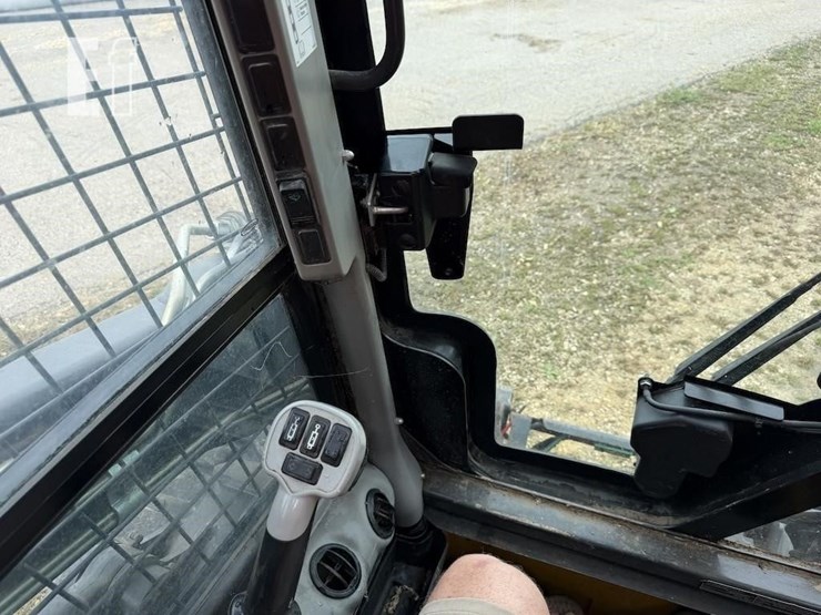 new-holland-l220-image-11