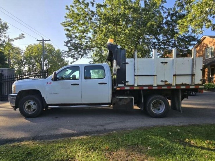 2014-chevrolet-3500-image-8