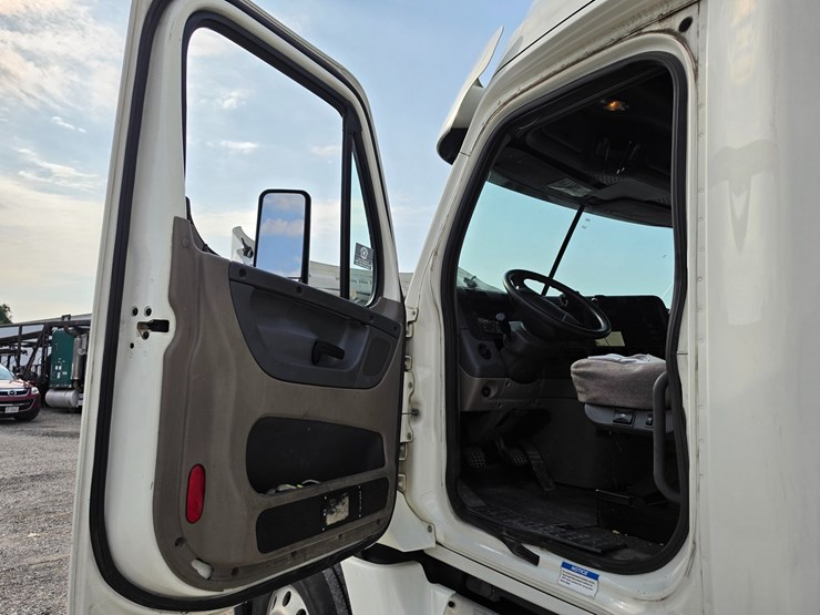 2012-freightliner-cascadia-125-image-46