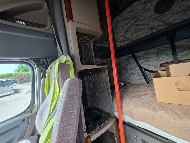 2012-freightliner-cascadia-125-image-72