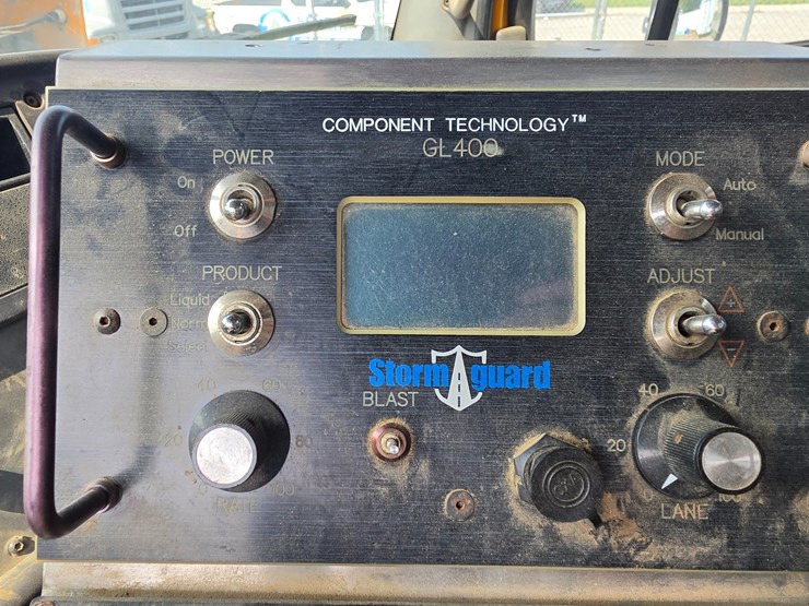 2005-freightliner-m2-106-image-73