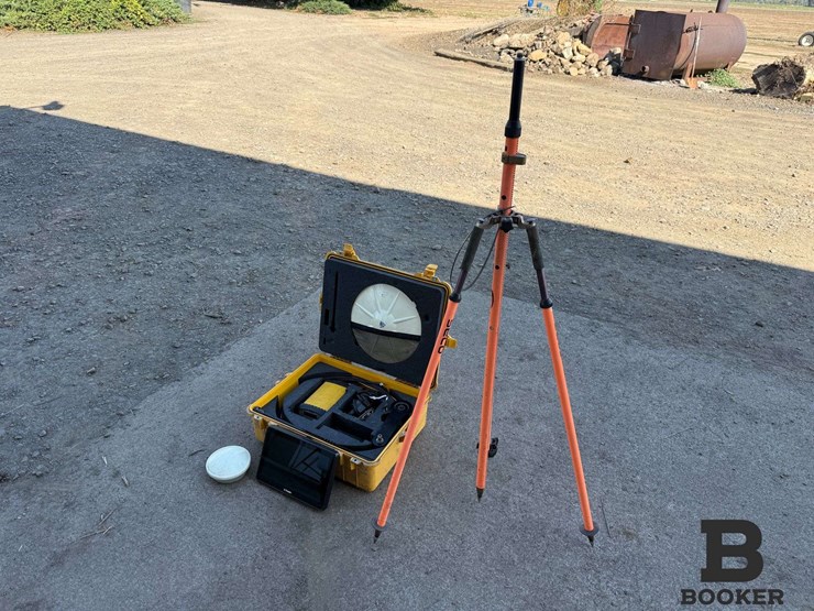 trimble-tmx-2050-monitor,-gnss-receivers-&-base-station-kit-image-1