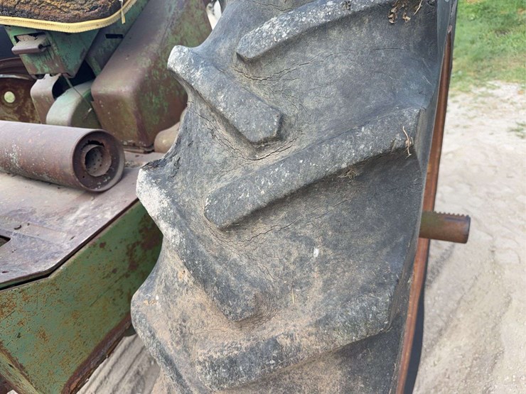 john-deere-3010-image-15