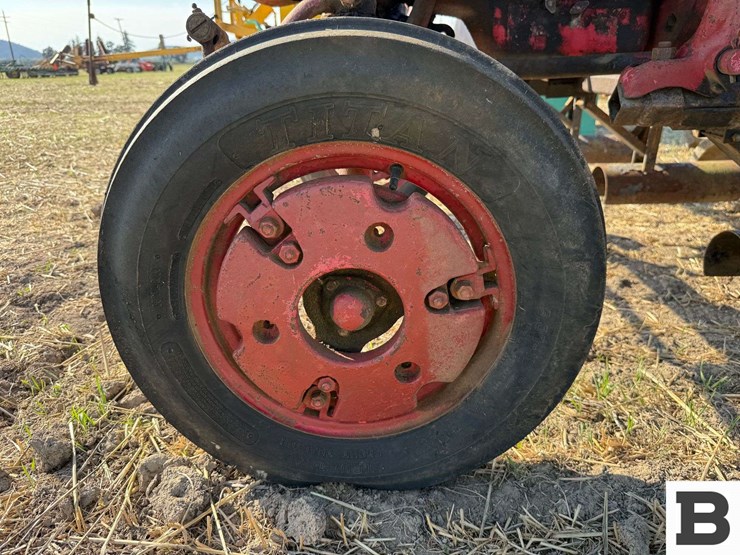 farmall-super-a-tractor-image-11