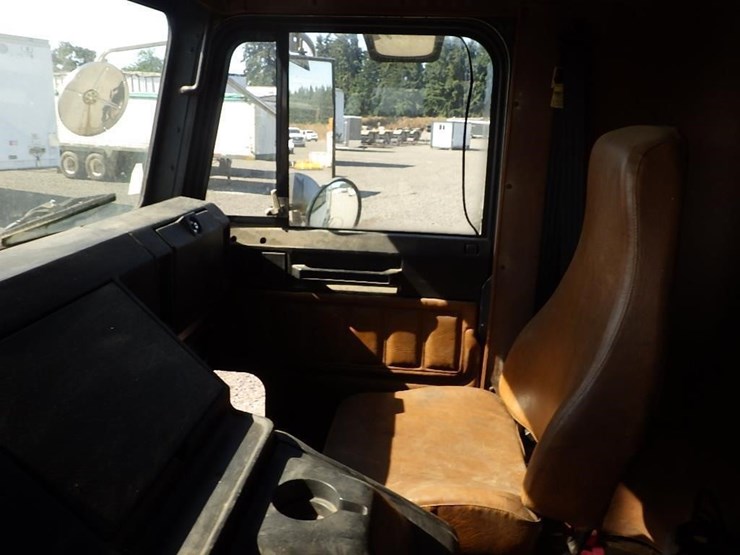 1995-freightliner-flb-t/a-truck-tractor-image-33