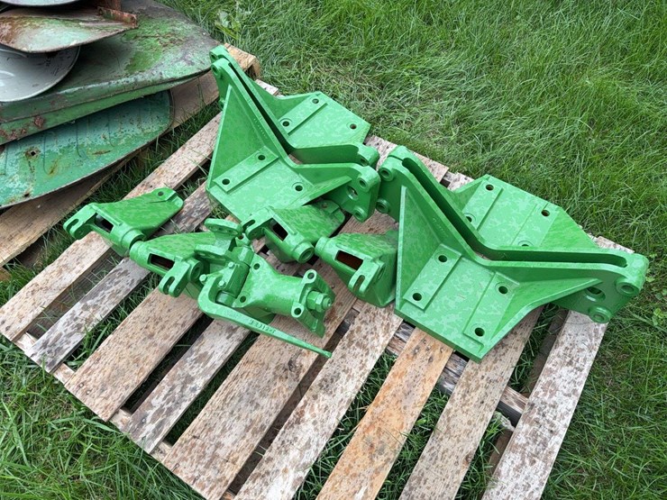 john-deere-dubuque-high-crop-brackets-image-3