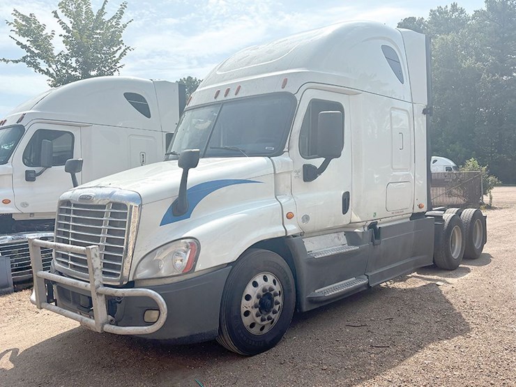 2016-freightliner-cascadia-125-image-1