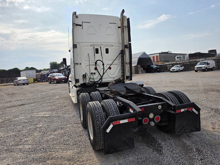 2012-freightliner-cascadia-125-image-10