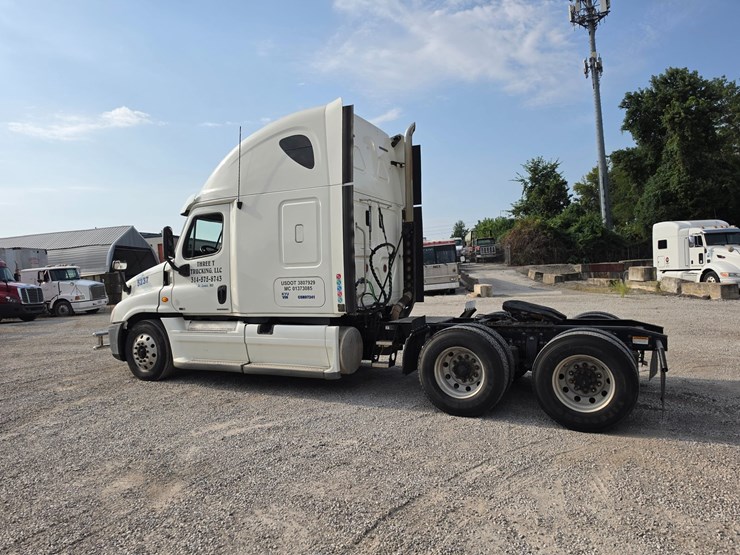 2012-freightliner-cascadia-125-image-7