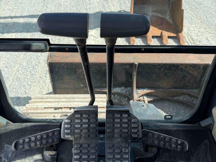 2011-deere-120d-image-27