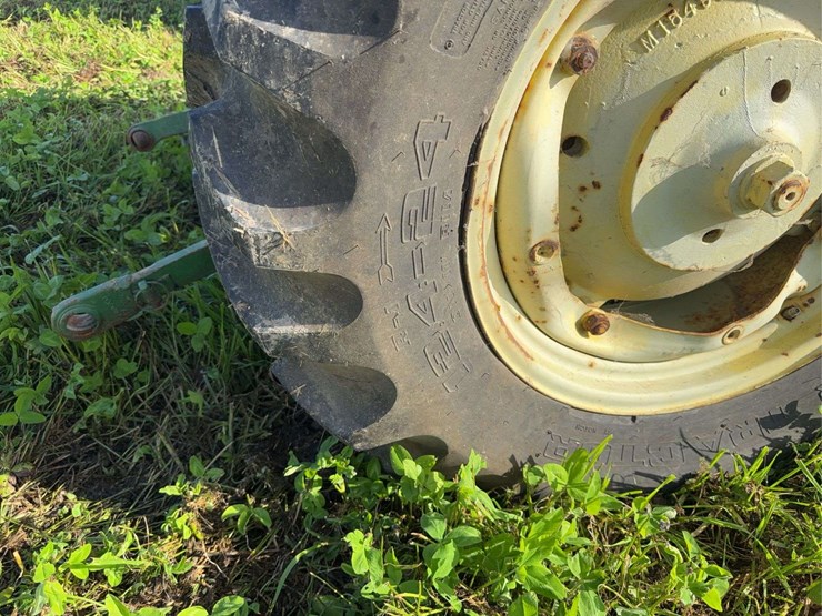 john-deere-320-image-10