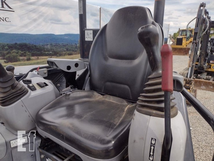 2021-deere-35g-image-10