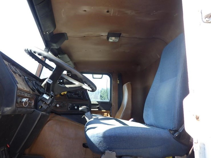 1995-freightliner-flb-t/a-truck-tractor-image-32