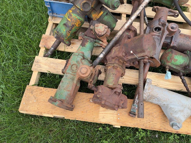 john-deere-dubuque-pedistals-image-2