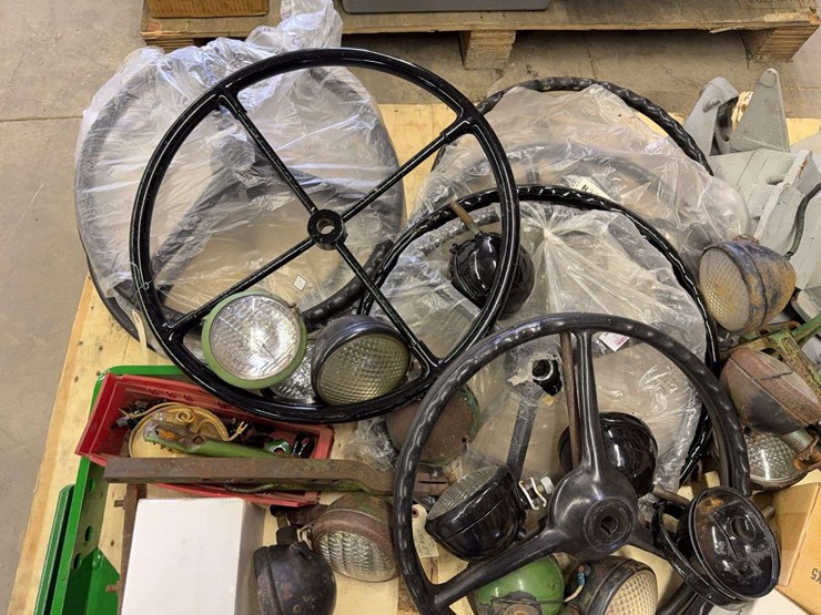 john-deere-steering-wheels-&-misc.-parts-image-2
