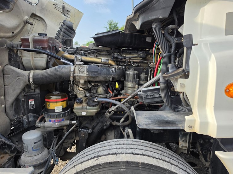 2012-freightliner-cascadia-125-image-23