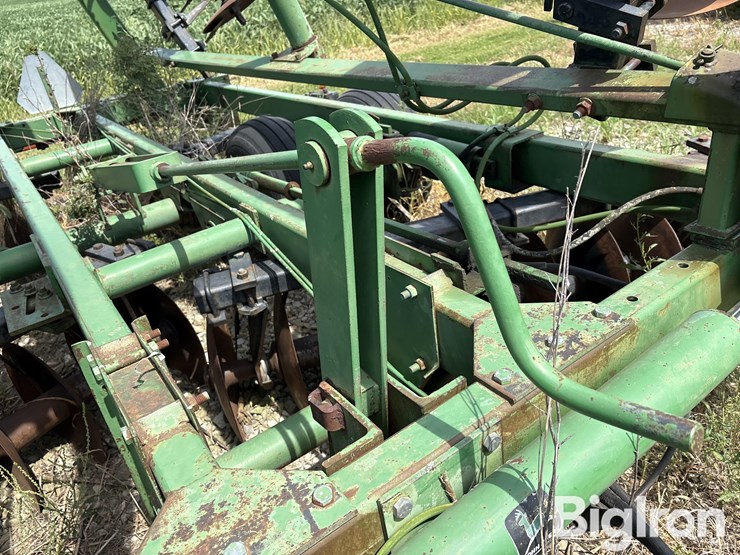 john-deere-235-image-14