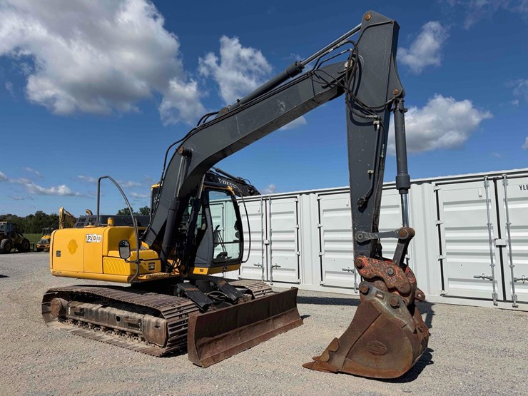 2011-deere-120d-image-1