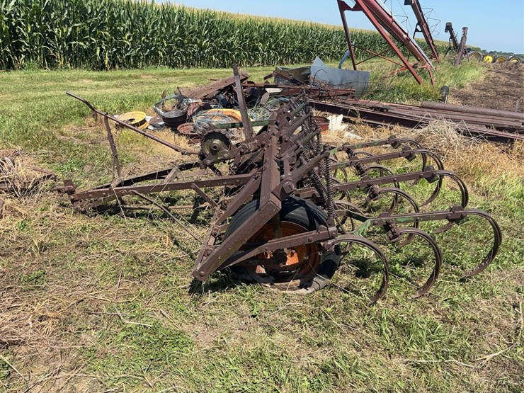 john-deere-13-shank-field-cultivator-image-8
