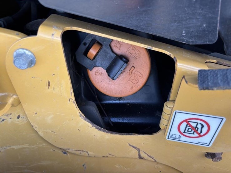 2021-caterpillar-299d3-image-38