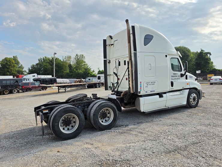 2012-freightliner-cascadia-125-image-14