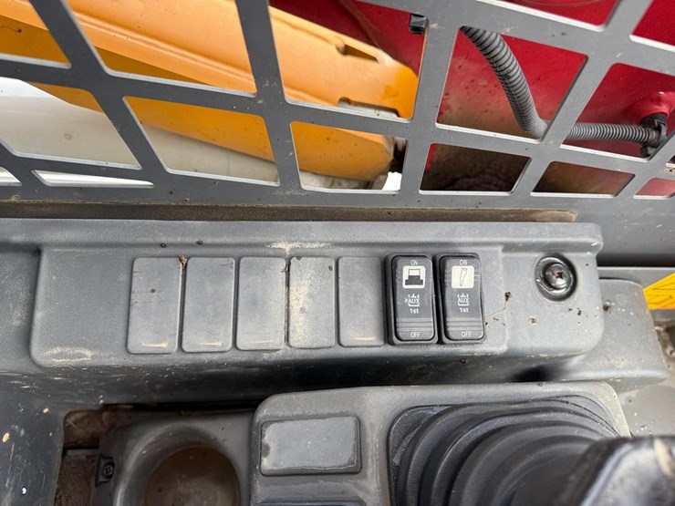 2020-takeuchi-tl8-image-28