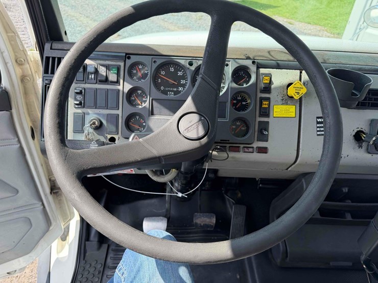 2000-freightliner-fl112-image-29